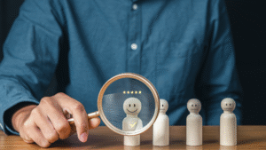 „Rekruter przeglądający profil kandydata na Facebooku podczas rekrutacji – ryzyka prawne i stanowisko UODO dotyczące ochrony danych osobowych